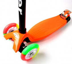 Дитячий скутер MAXI. Orange. Різнокольорові колеса.